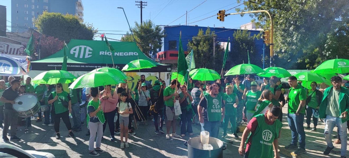 Acampe en la Secretaría de Trabajo contra despidos en organismos nacionales de Gral. Roca