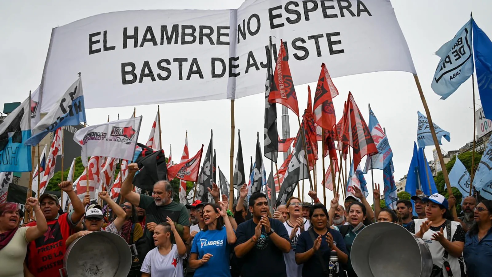 Movimientos sociales vuelven a marchar para reclamar alimentos y rechazar los despidos