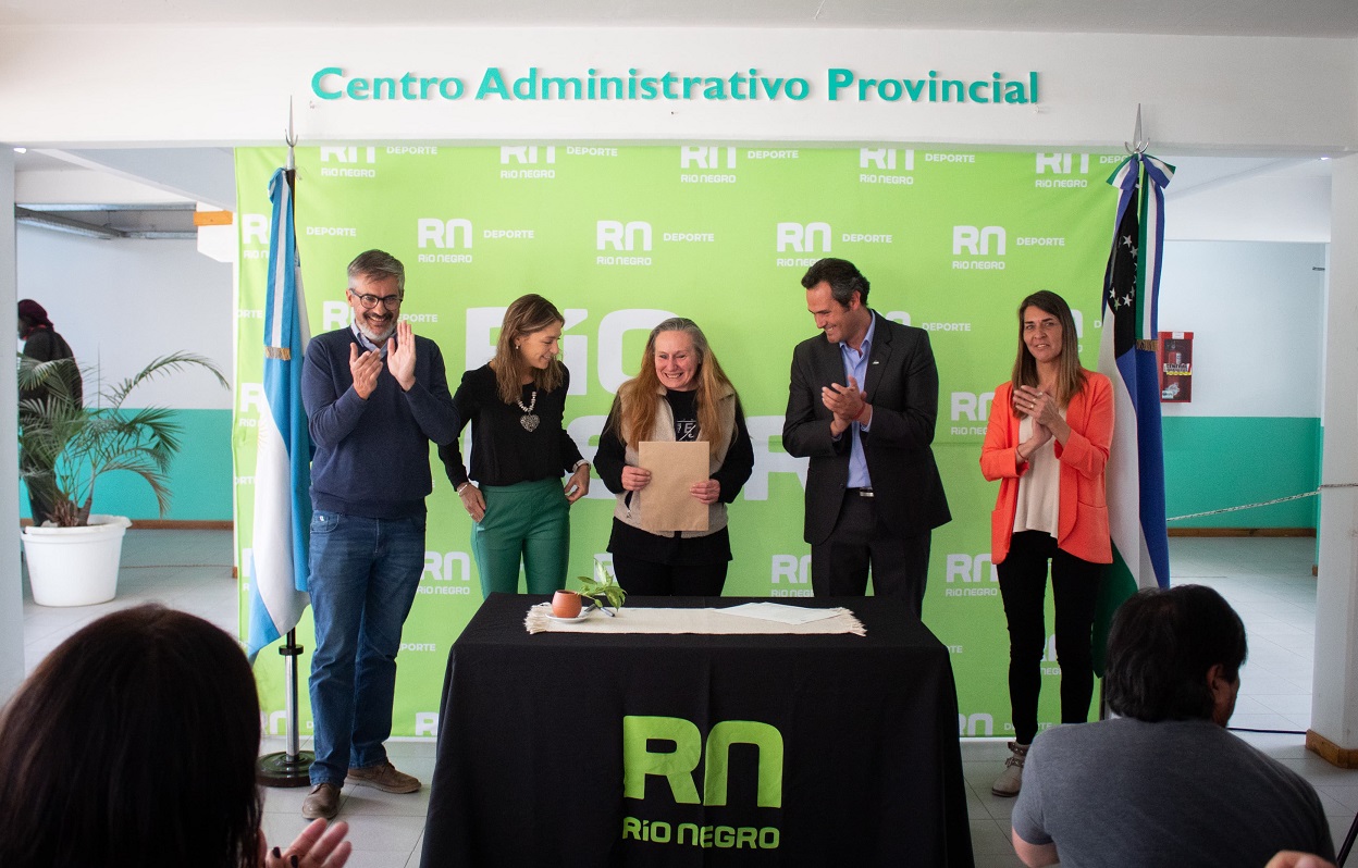 Entrega de escrituras a familias de Bariloche por la Ley Pierri