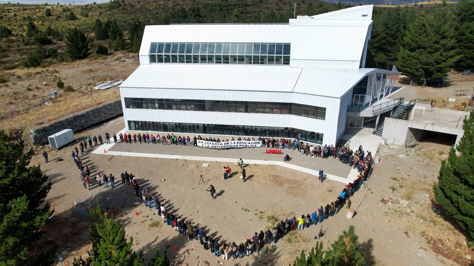 Se realizó un abrazo al Campus Universitario de la UNRN en Bariloche