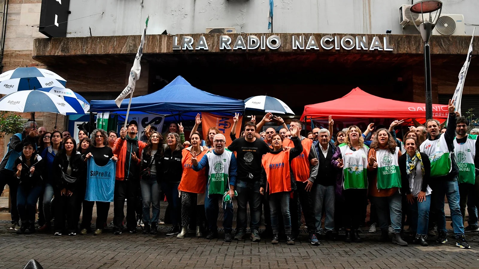 Trabajadores de Radio Nacional realizaron una radio abierta en protesta por tres despidos