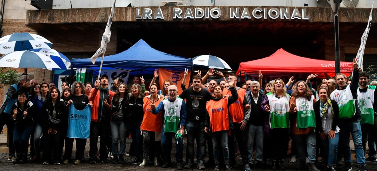 Trabajadores de Radio Nacional realizaron una radio abierta en protesta por tres despidos