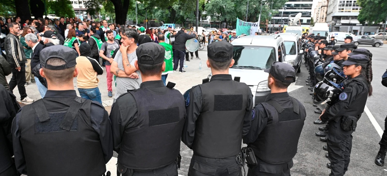 Trabajadores de la SENAF marcharon en repudio a los más de 300 despidos