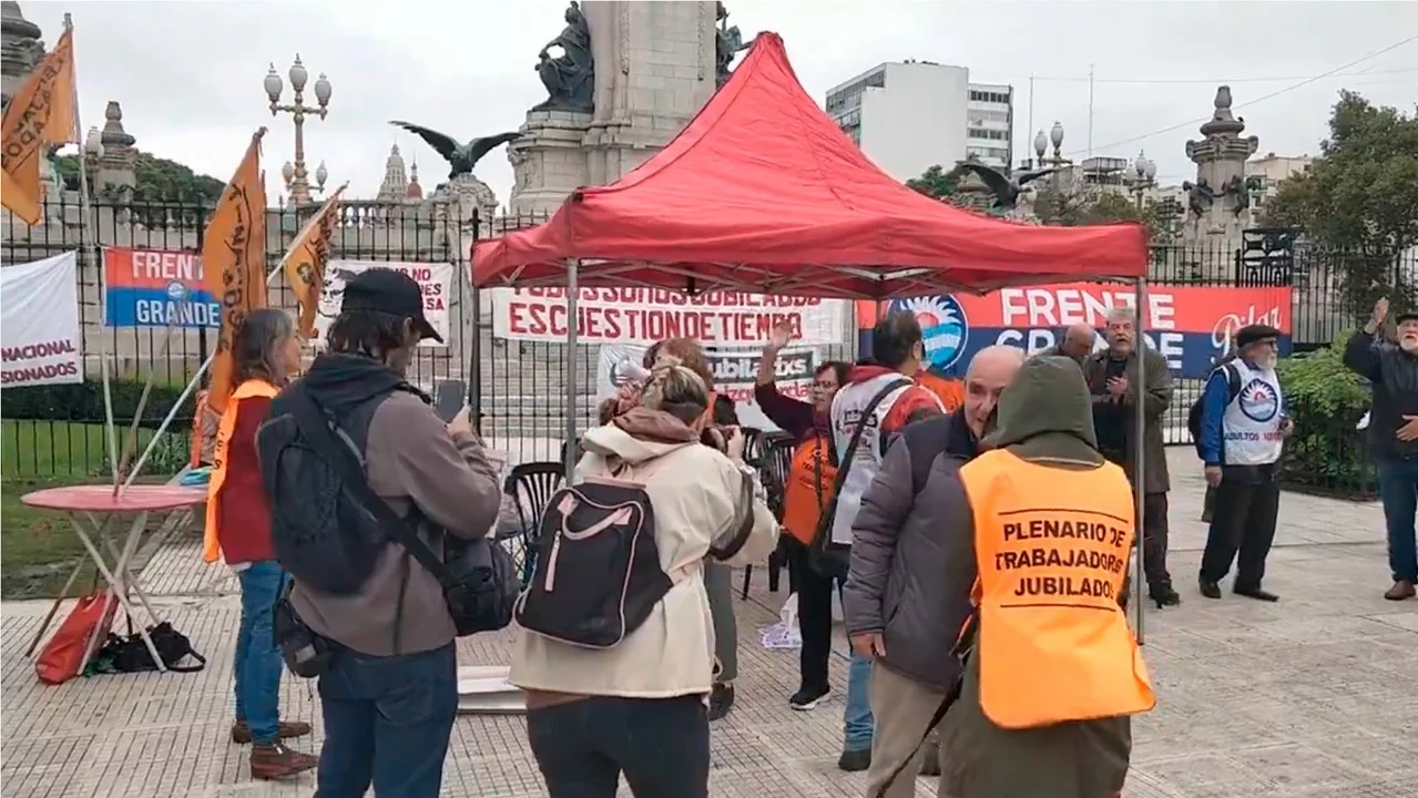 Organizaciones de jubilados instalaron una carpa frente al Congreso