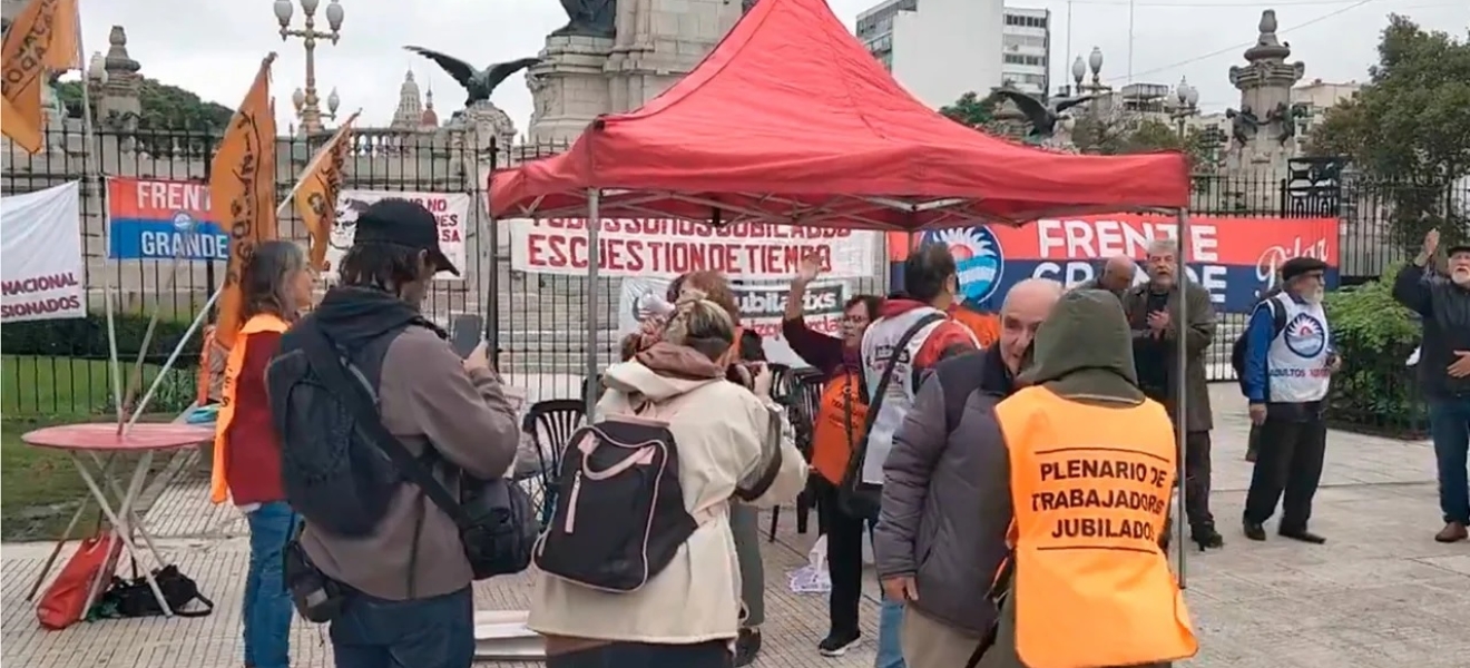 Organizaciones de jubilados instalaron una carpa frente al Congreso