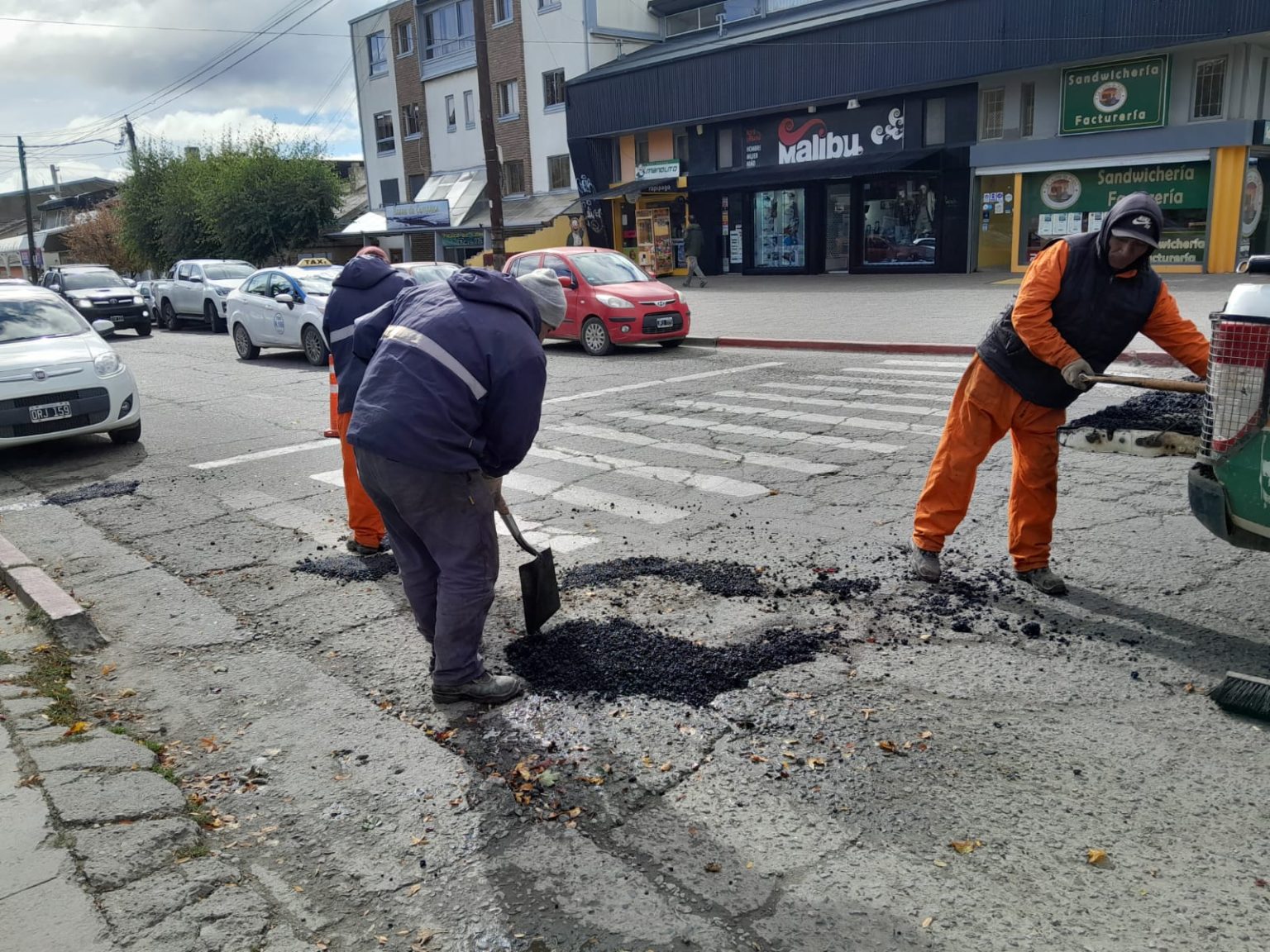 Se amplía el radio de los trabajos de bacheo en Bariloche