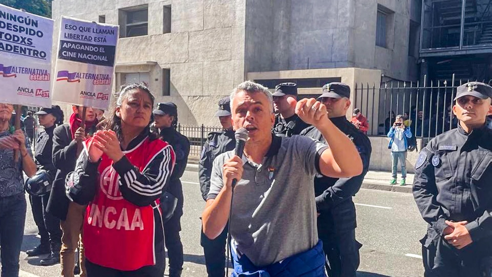 Abrazo simbólico al INCAA en protesta por los despidos de 170 trabajadores