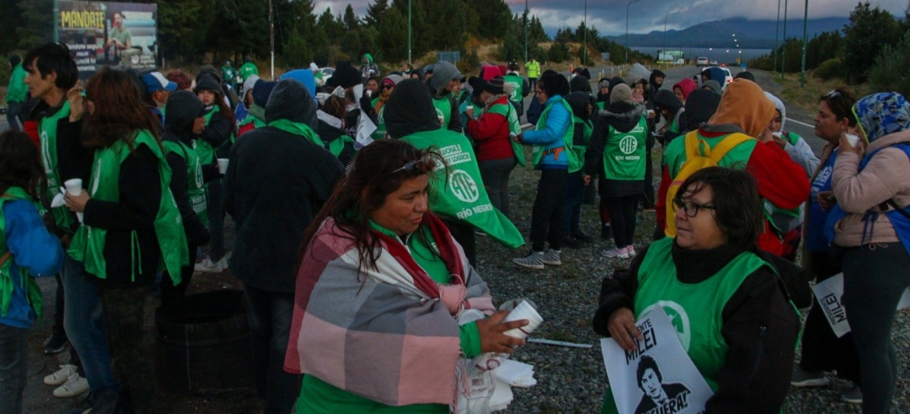 ATE bloquea el aeropuerto de Bariloche y caminos al Llao Llao ante la visita de Milei