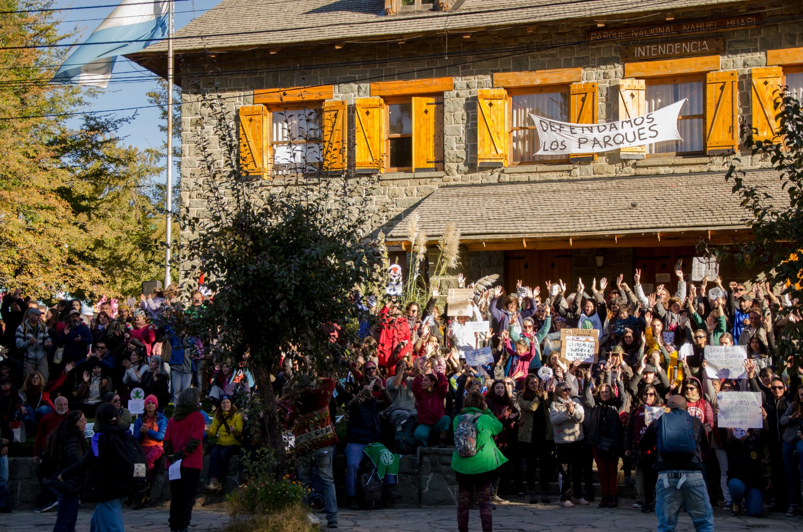 Bariloche: abrazo multitudinario en defensa del Parque Nacional Nahuel Huapi