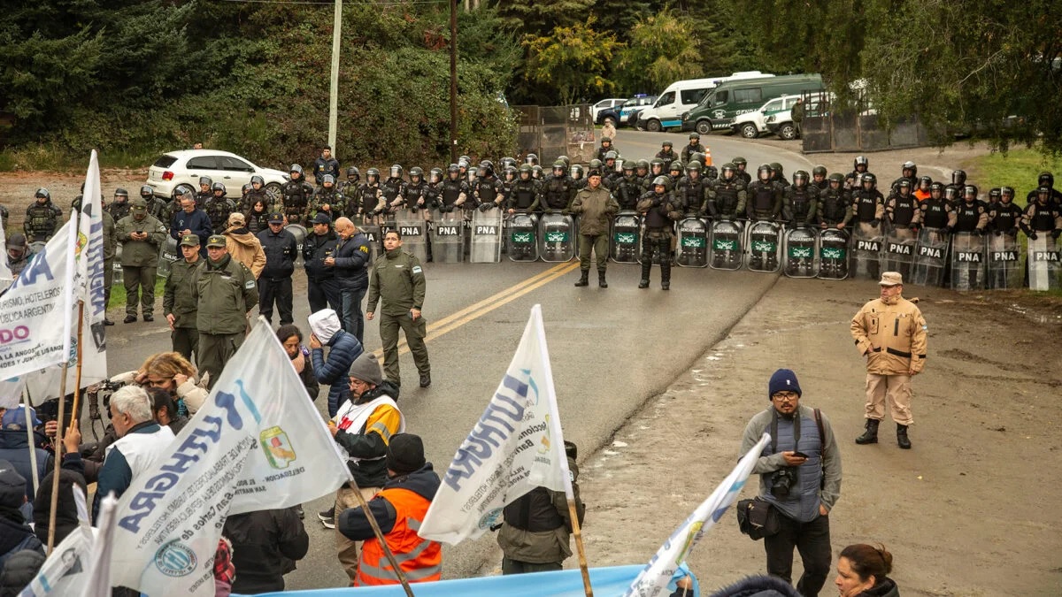 Protestas en Bariloche por la presencia de Javier Milei