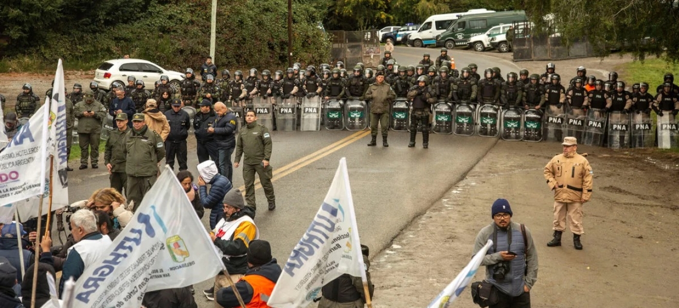 Protestas en Bariloche por la presencia de Javier Milei