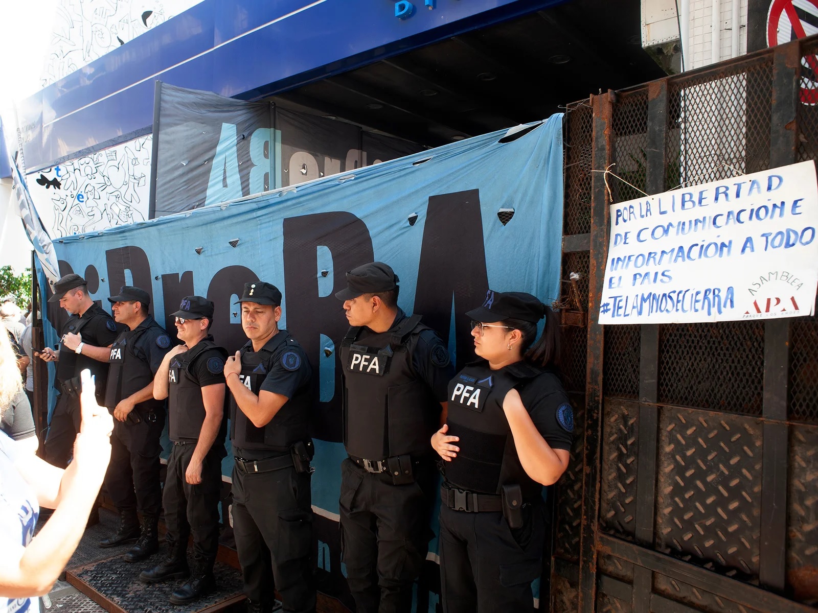 Piden que se declare en rebeldía a Milei por el intento de cierre de Télam