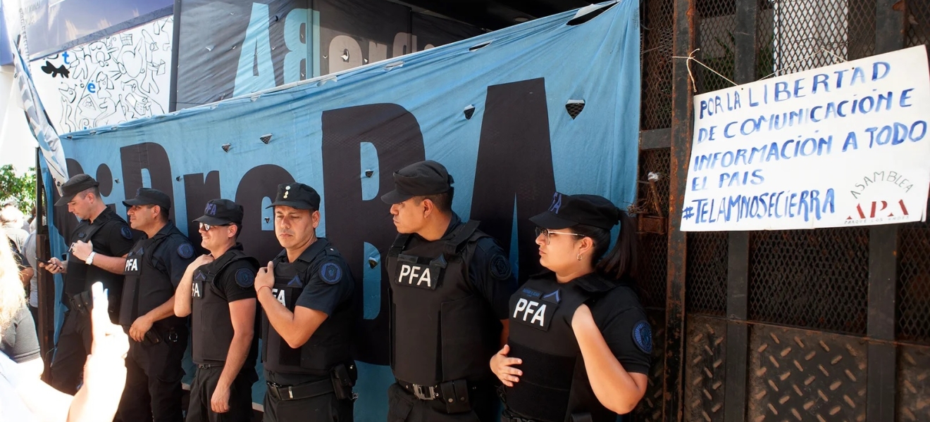 Piden que se declare en rebeldía a Milei por el intento de cierre de Télam