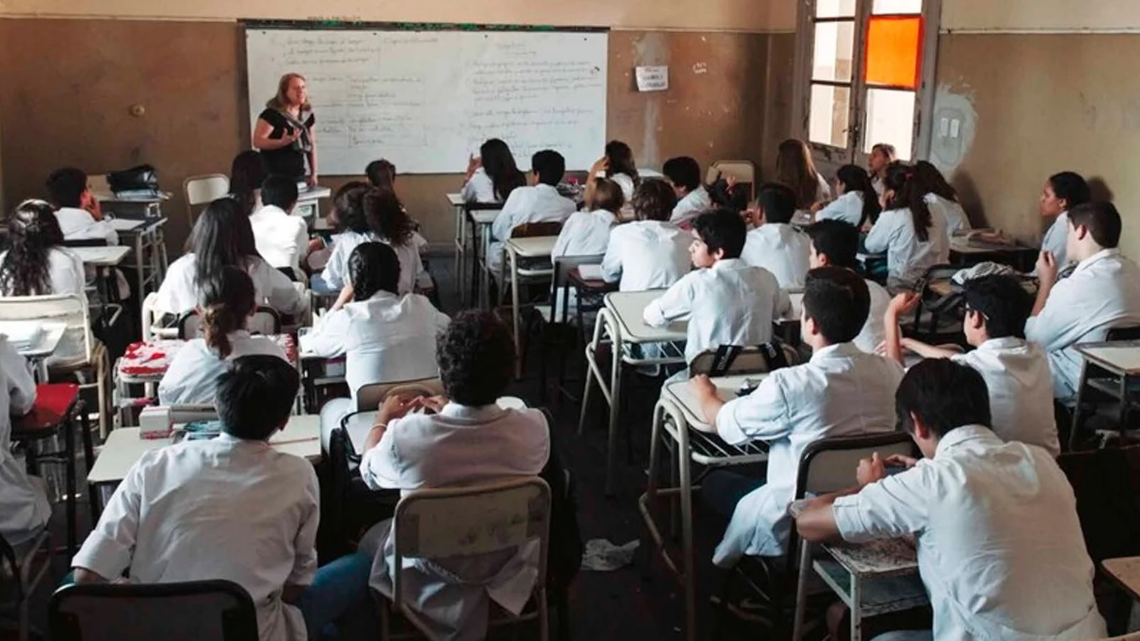 Desempeño docente ante una línea para denuncias por adoctrinamiento