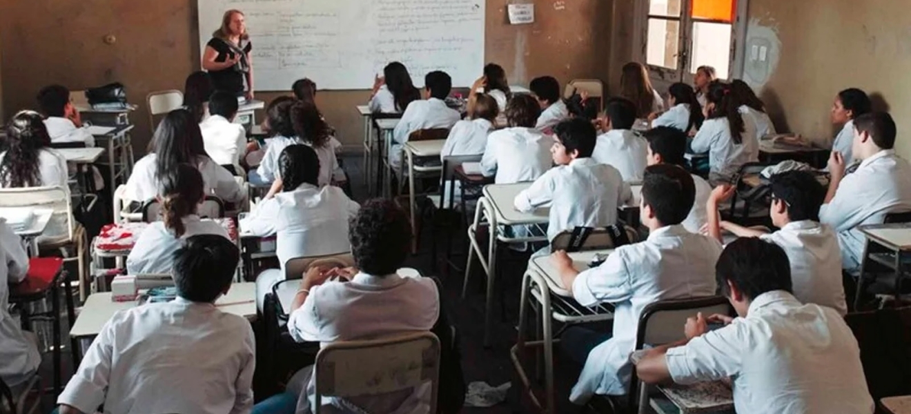 Desempeño docente ante una línea para denuncias por adoctrinamiento