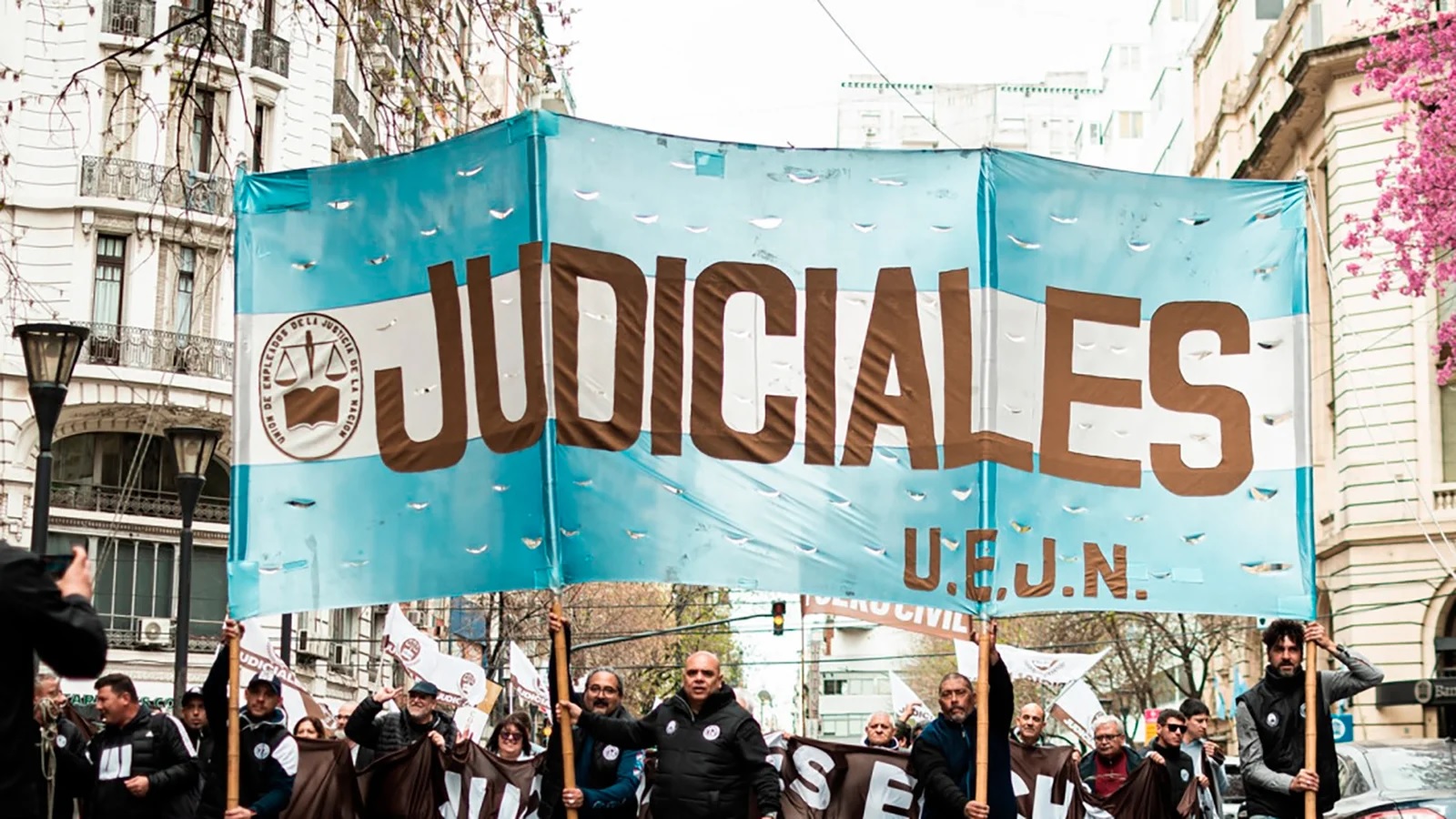 Judiciales realizan un banderazo nacional por aumento y marchan con universitarios