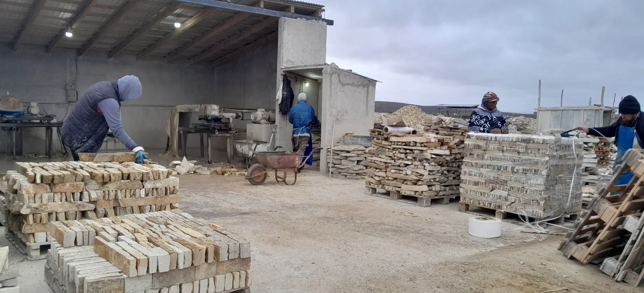 (((video))) Río Negro: exportan Piedra Laja de Los Menucos a Uruguay