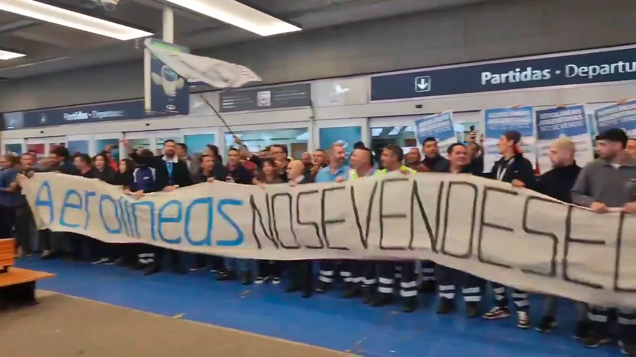 Protesta en el transporte: asambleas en Aeroparque y molinetes liberados en el subte