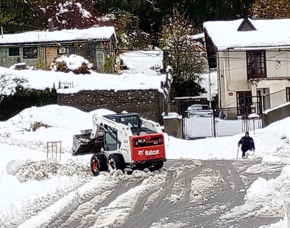 Delegaciones Municipales continúan trabajando ante la nevada en Bariloche