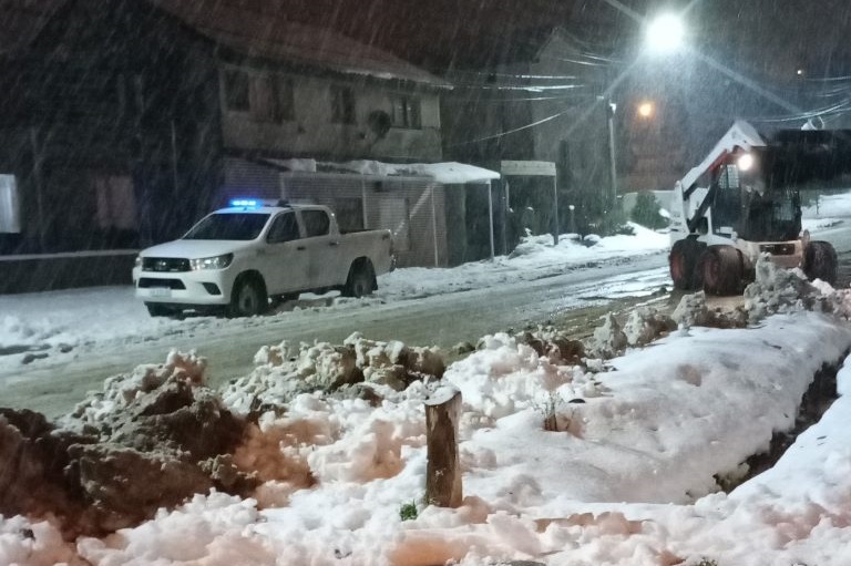 Desde temprano de este lunes el municipio trabaja ante la intensa nevada en Bariloche