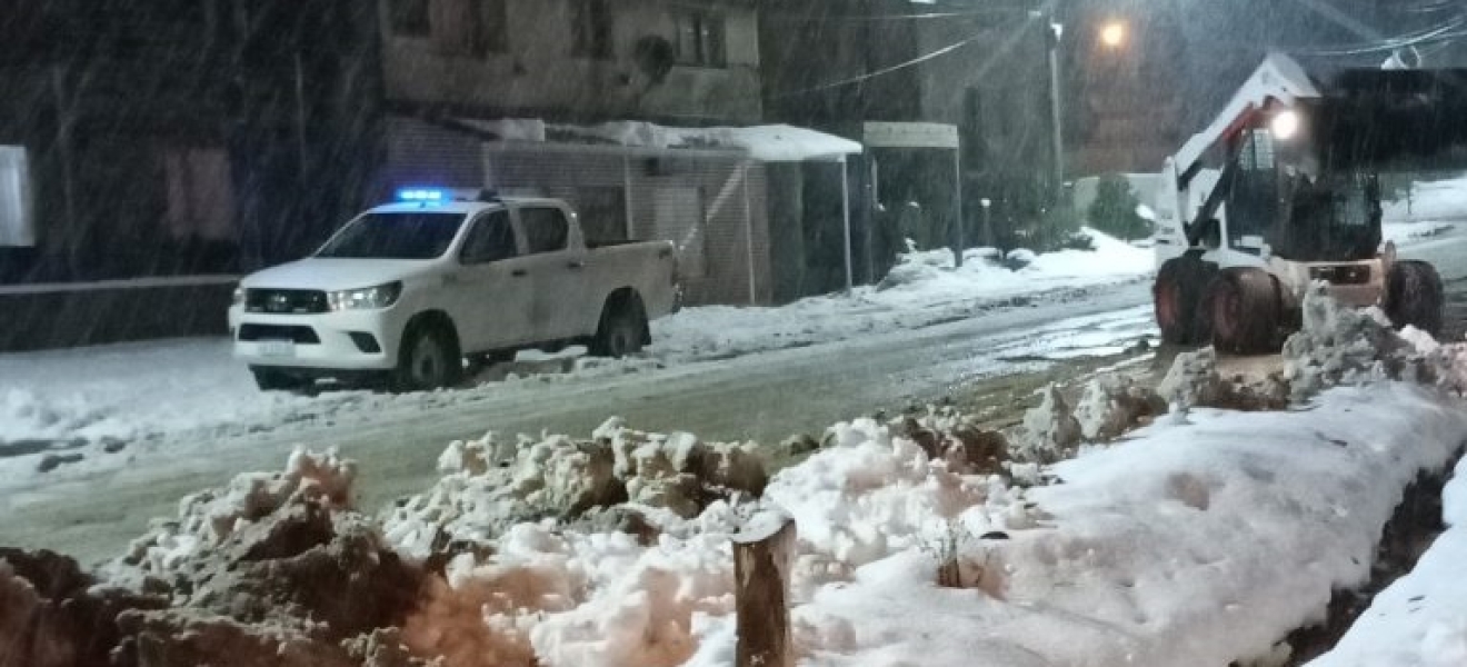 Desde temprano de este lunes el municipio trabaja ante la intensa nevada en Bariloche