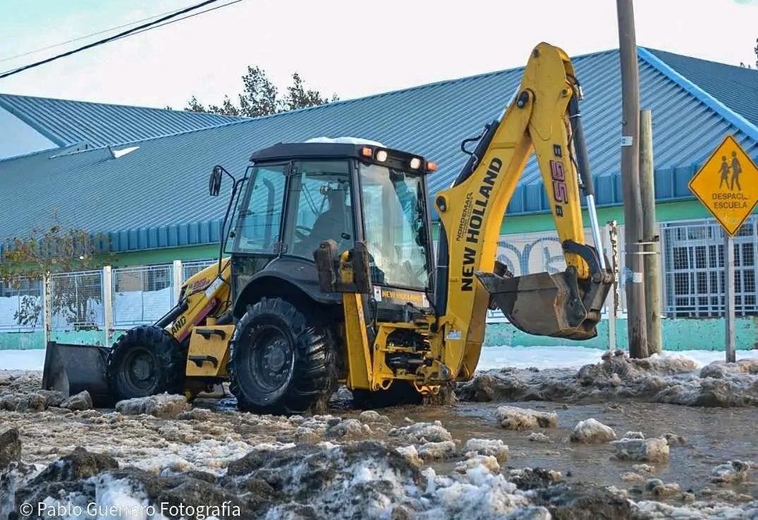 Delegación Sur Bariloche despeja los accesos y calles del Frutillar