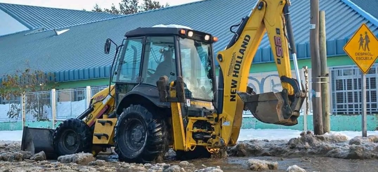 Delegación Sur Bariloche despeja los accesos y calles del Frutillar