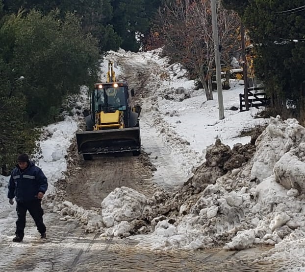 Las Delegaciones Municipales siguen trabajando luego de la nevada en Bariloche