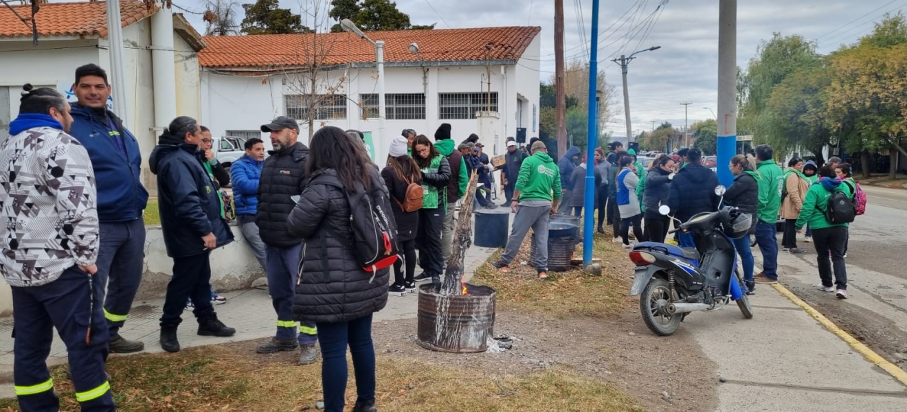 ATE protesta en Gral. Roca por despidos en Aguas Rionegrinas