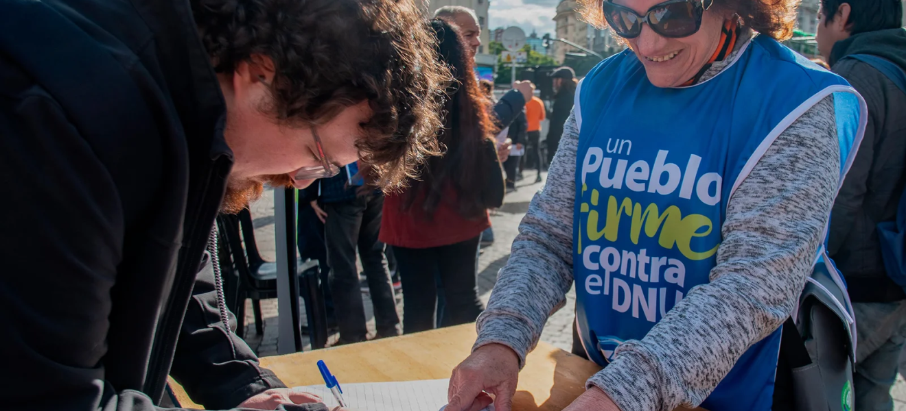 Distintos sectores juntaron firmas en el Obelisco contra el DNU