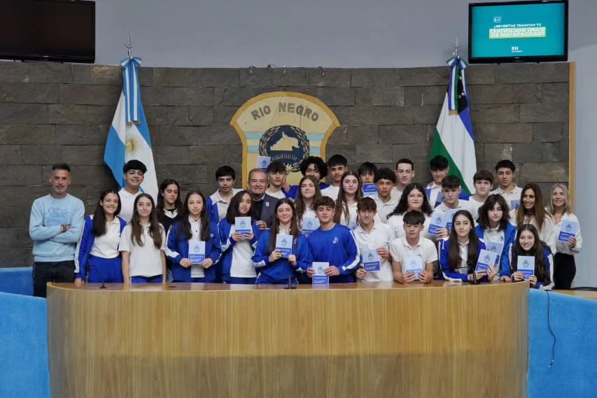 Alumnos viedmenses prometieron a la Constitución en el recinto