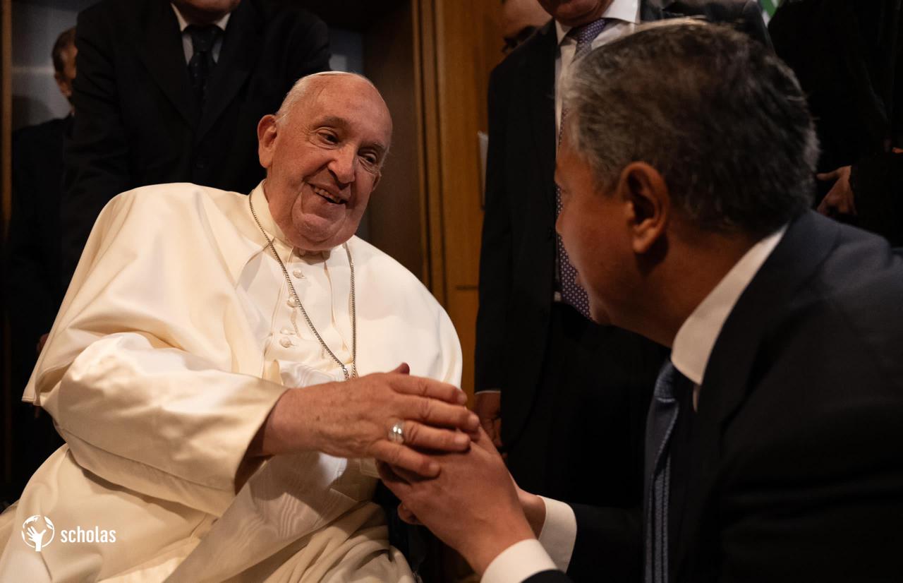 Gobernador de Neuquén participó de un encuentro internacional junto al Papa