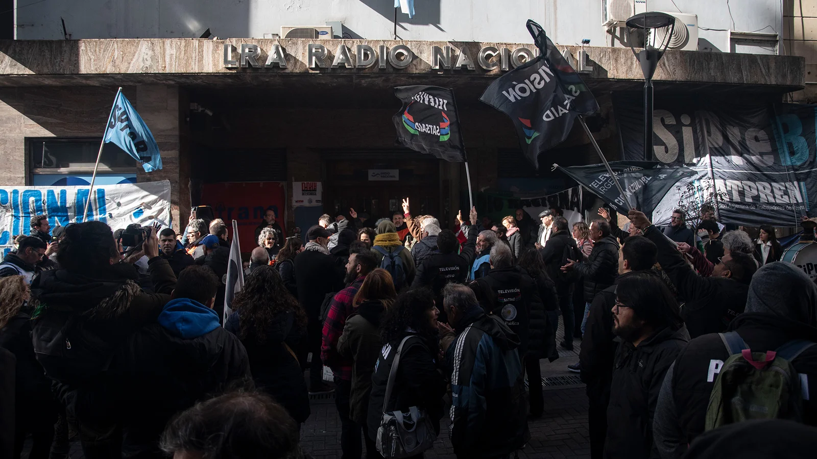 Abrazo a Radio Nacional en contra de las privatizaciones y el silenciamiento