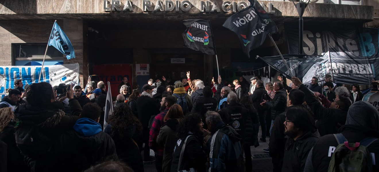 Abrazo a Radio Nacional en contra de las privatizaciones y el silenciamiento