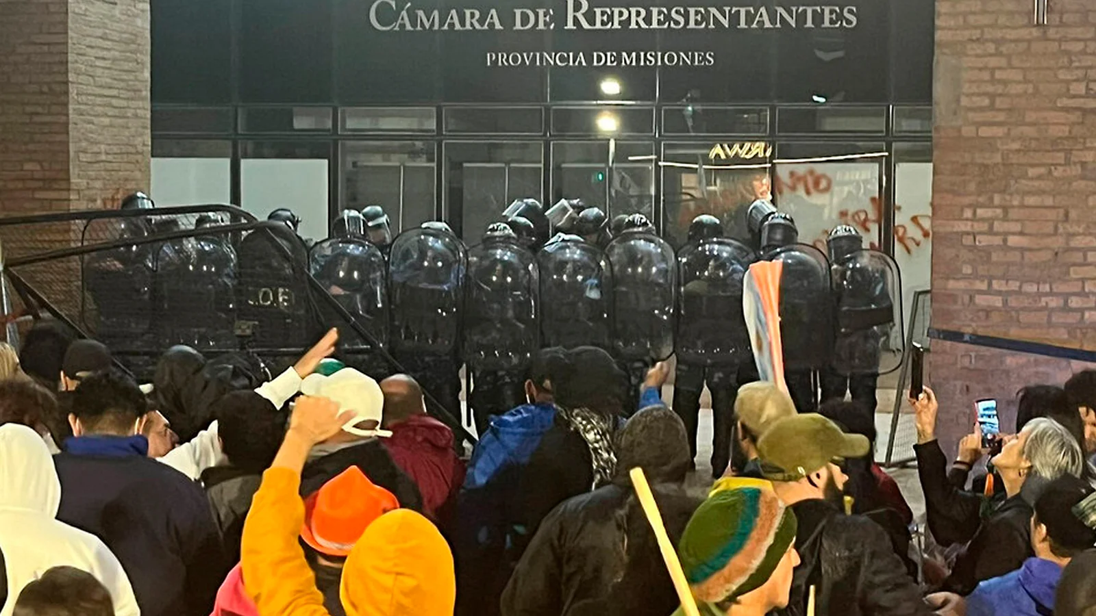 Misiones: reprimieron a docentes durante la marcha a la Legislatura y a la casa del gobernador