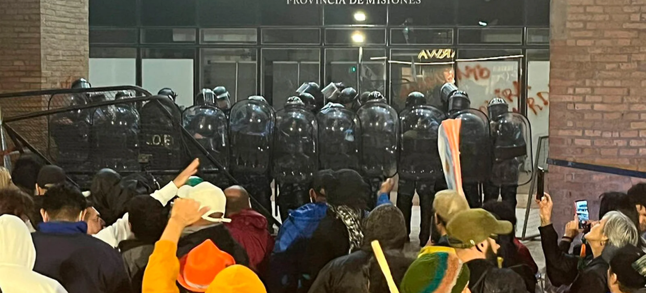 Misiones: reprimieron a docentes durante la marcha a la Legislatura y a la casa del gobernador