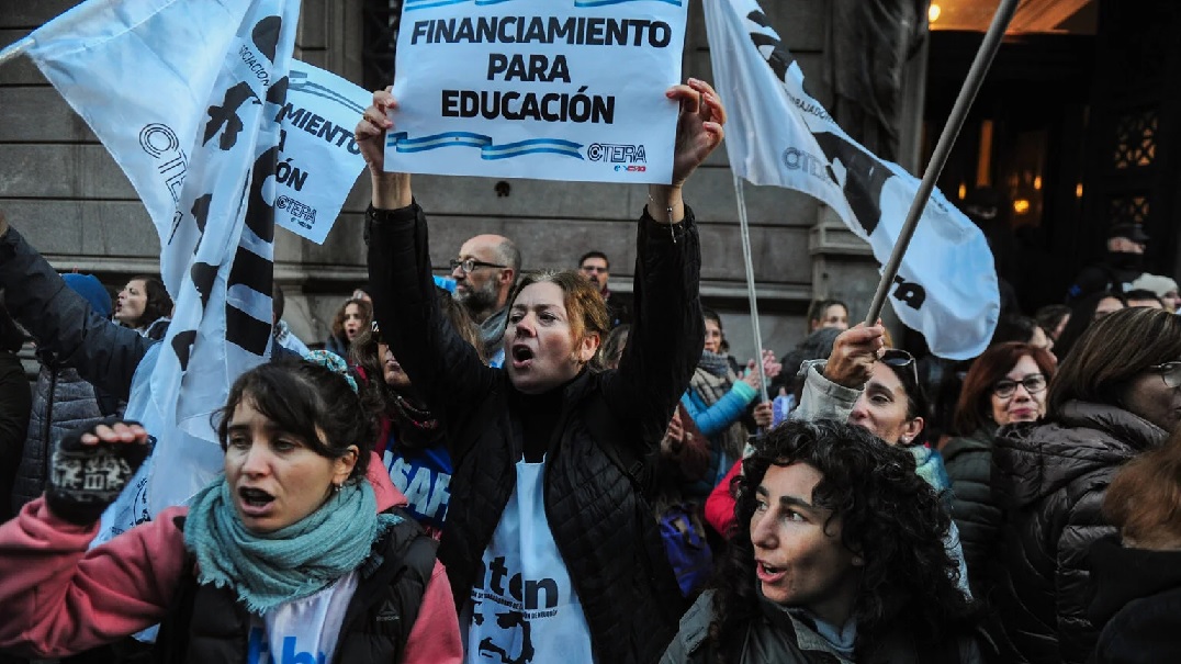 Los gremios docentes marcharon al Congreso