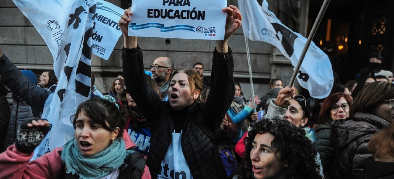 Los gremios docentes marcharon al Congreso