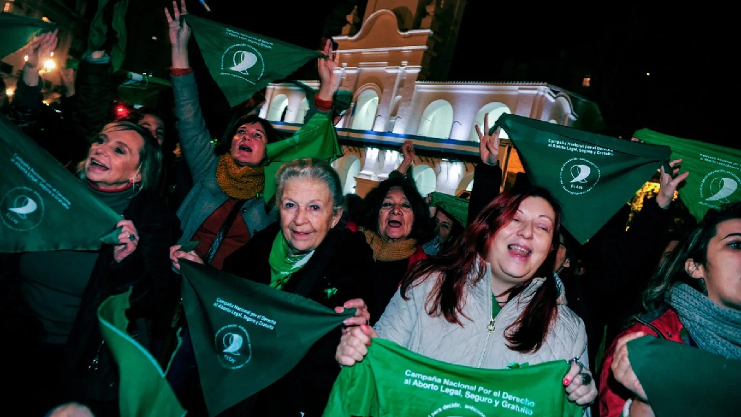 Pañuelazo verde en Plaza de Mayo: Este Gobierno ataca directamente nuestros derechos