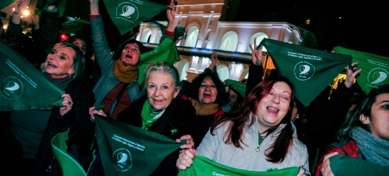 Pañuelazo verde en Plaza de Mayo: Este Gobierno ataca directamente nuestros derechos