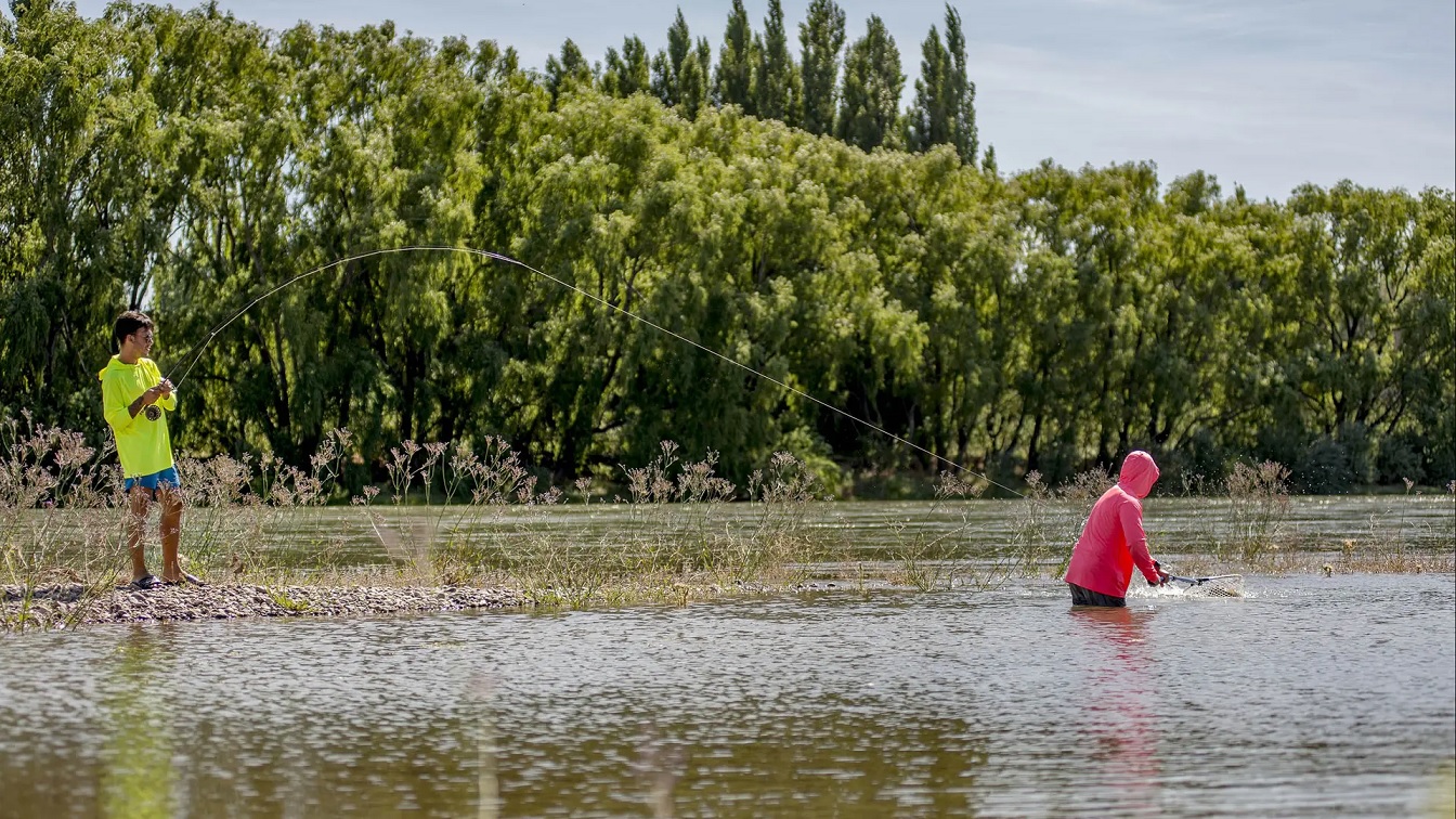 Río Negro tiene Ley de Guías de Pesca Deportiva