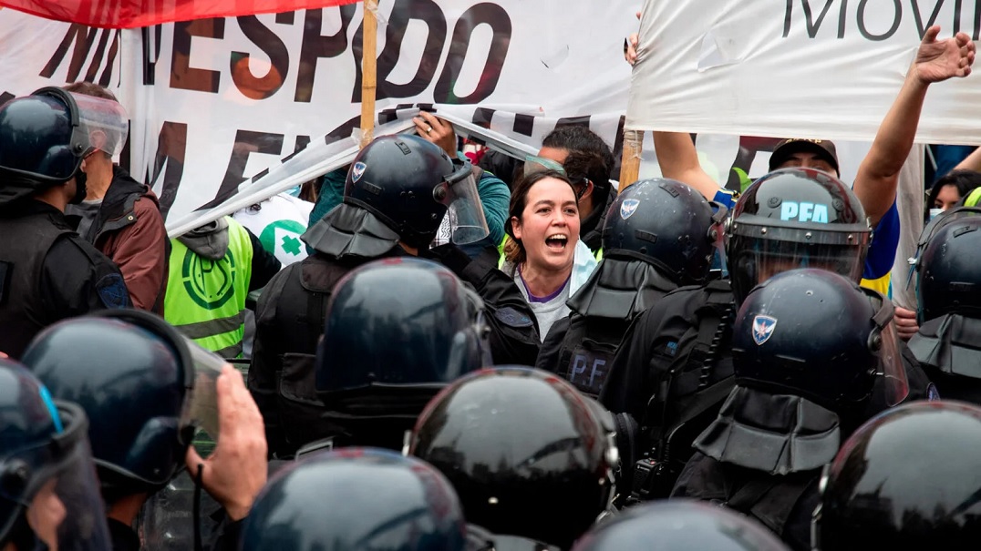 Ley Bases: organizaciones sociales y gremios manifiestan frente al Congreso en medio de un fuerte operativo de seguridad