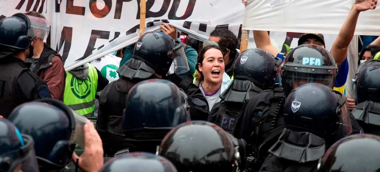 Ley Bases: organizaciones sociales y gremios manifiestan frente al Congreso en medio de un fuerte operativo de seguridad