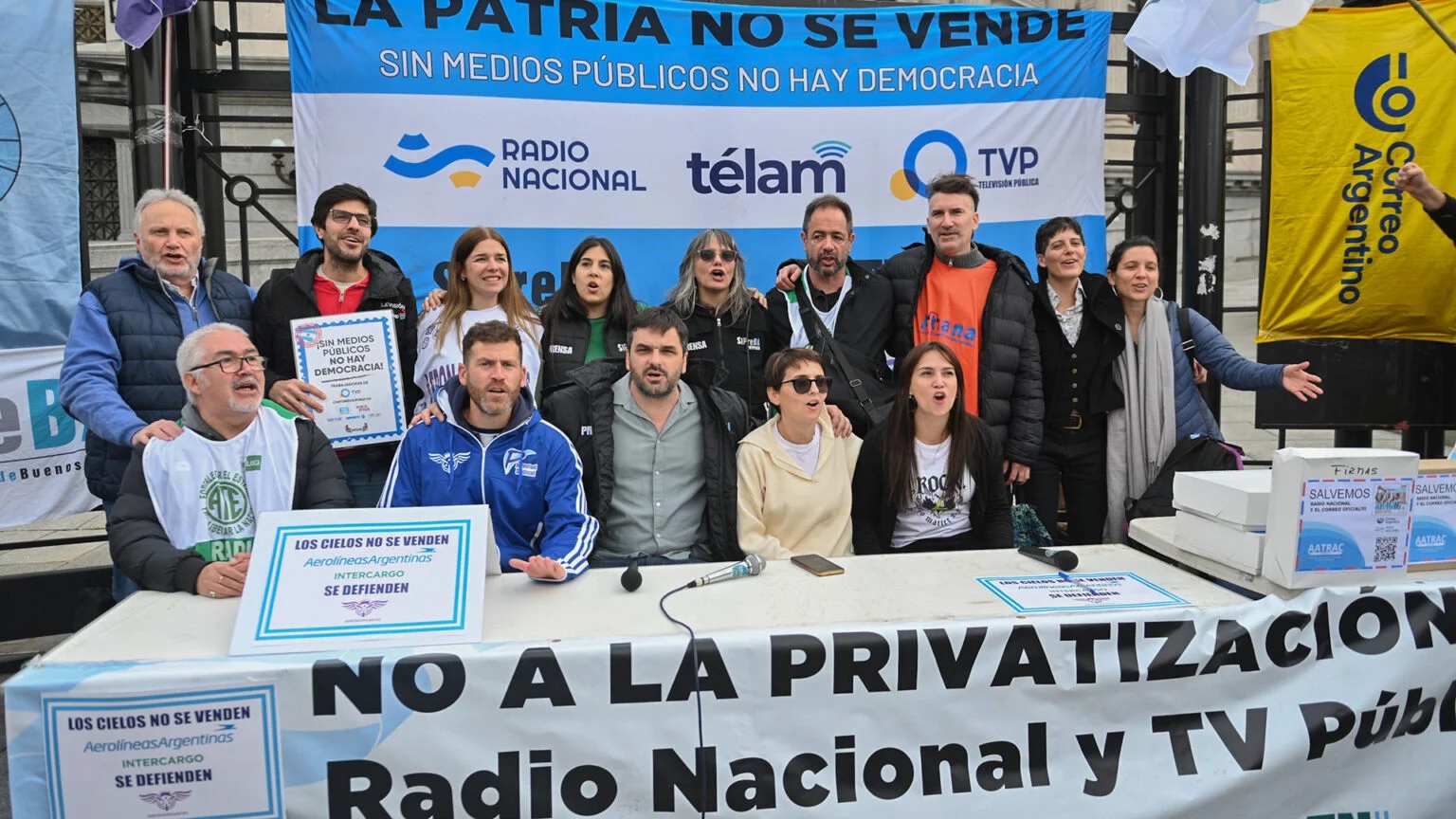 Los trabajadores presentaron en el Congreso más de un millón de firmas en defensa de las empresas públicas