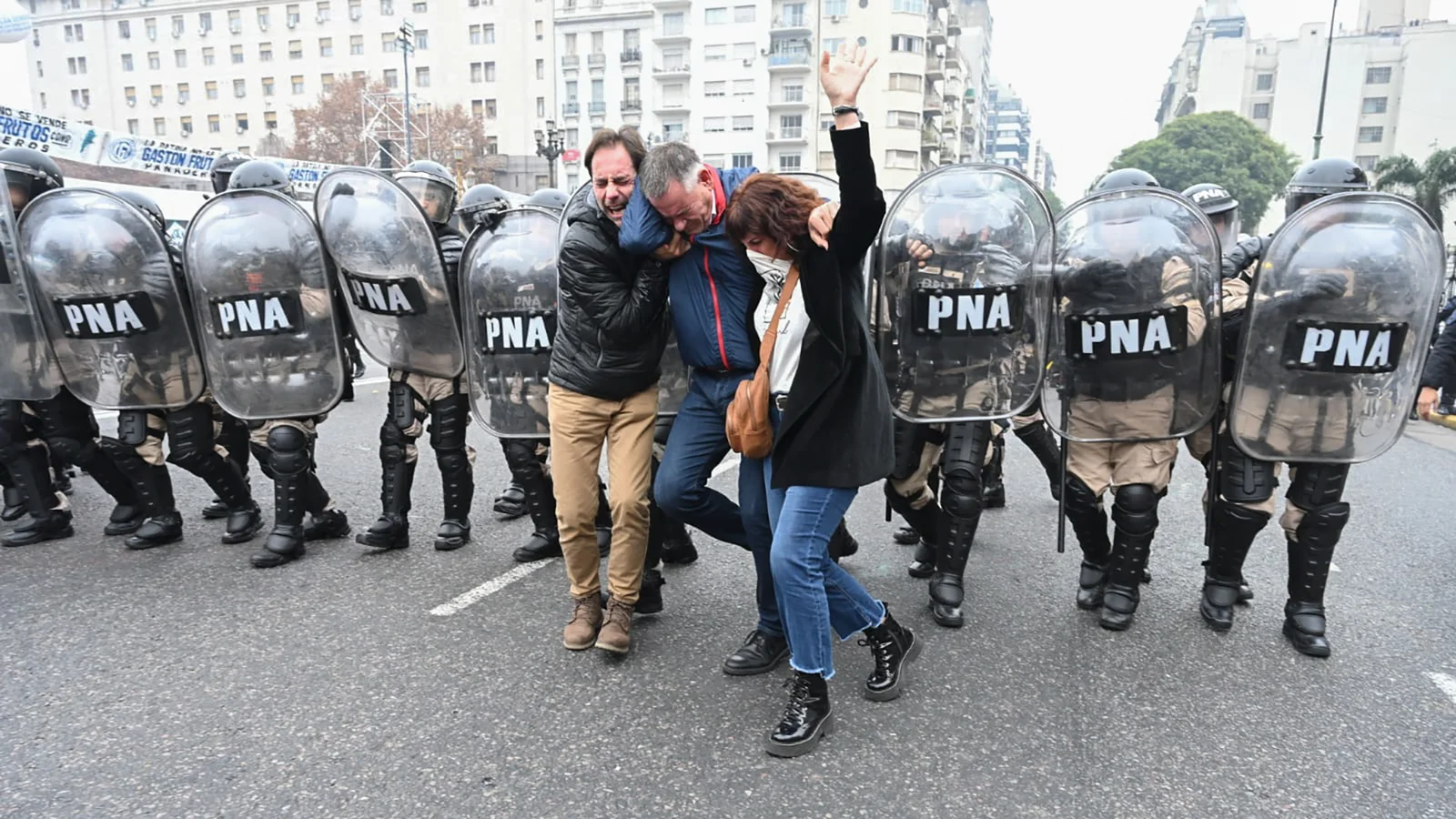 (((video))) Represión, gases y detenidos en el Congreso mientras se trata la ley Bases en el Senado