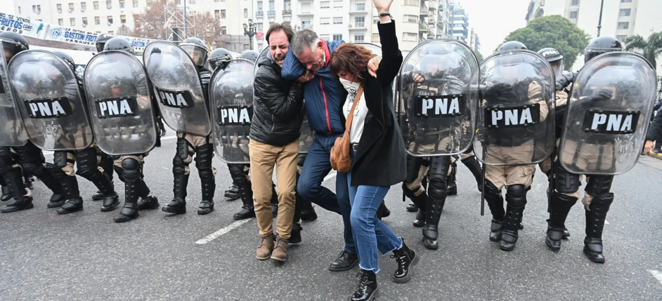 (((video))) Represión, gases y detenidos en el Congreso mientras se trata la ley Bases en el Senado