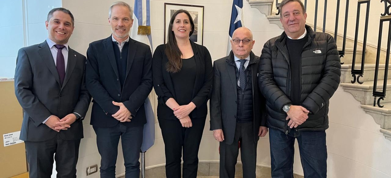 Embajador argentino recibió a los representantes del EMPROTUR en Chile