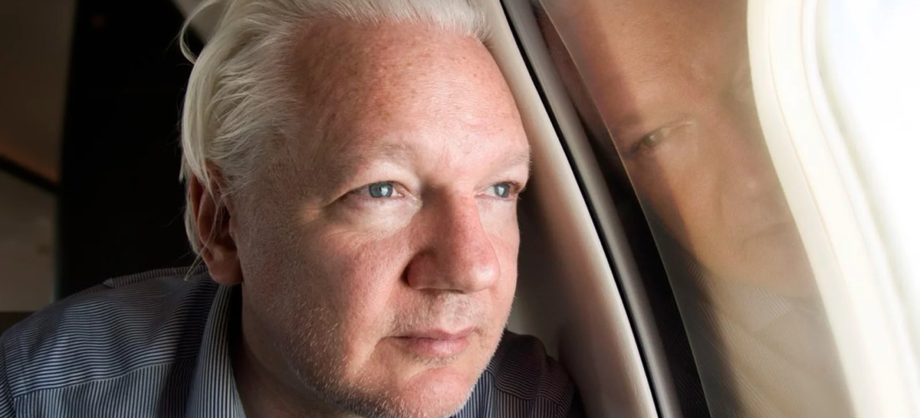 Assange llegó a un territorio estadounidense en el Pacífico, se declaró culpable y quedó en libertad