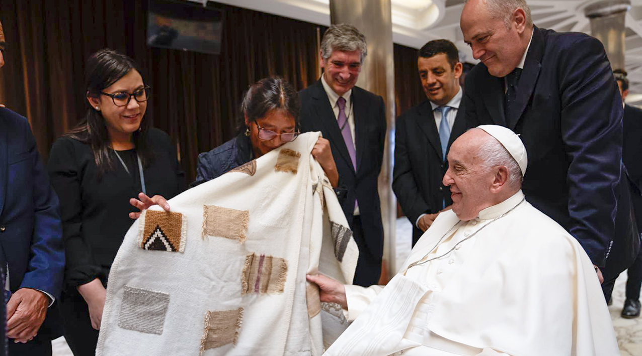 Una artesana neuquina participó en la confección del manto que recibió el Papa Francisco