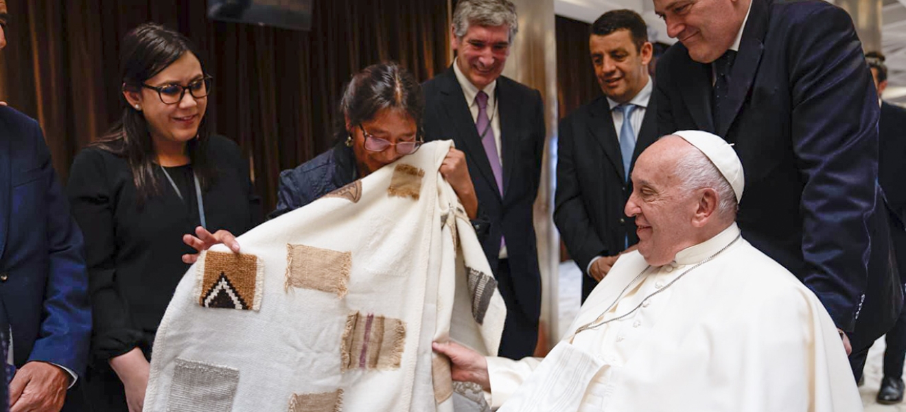 Una artesana neuquina participó en la confección del manto que recibió el Papa Francisco